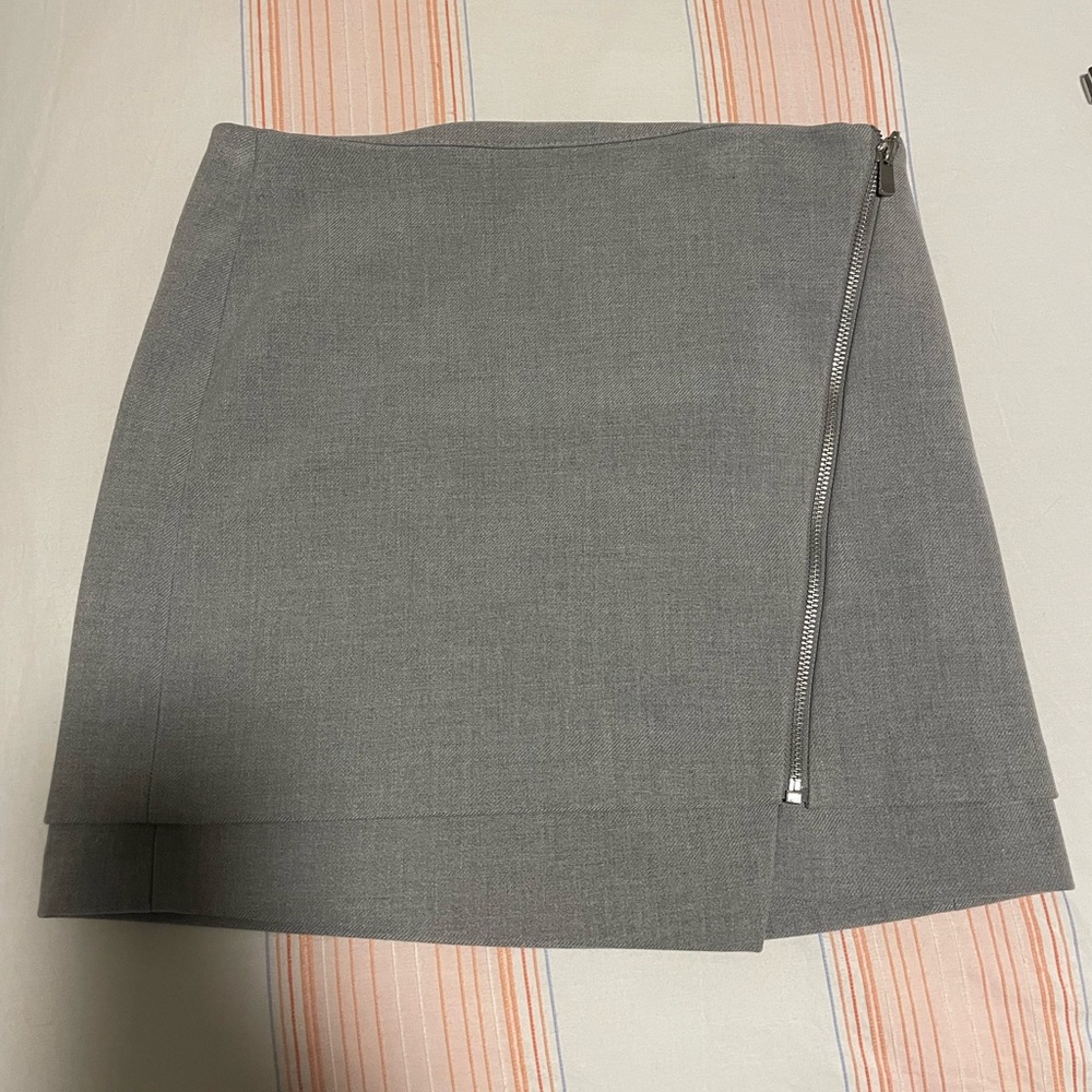 Super cute mini skirt from h&m. Size 6.